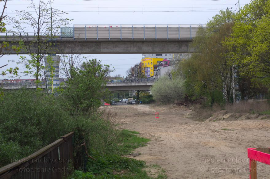 Berlin. Straßenbau am Nordufer beim Mettmannplatz
4. 4. 2014. Berlin. Mitte. Wedding. Baustelle am Nordufer zur Verlängerung der Straße beim Mettmannplatz.
Schlüsselwörter: Baustelle;Berlin;Eisenbahnbrücke;Germany;Mettmannplatz;Mitte;Nordufer;2014;Wedding