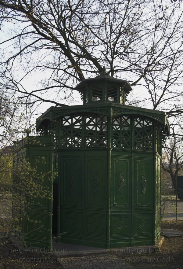 Berlin. Wedding. Pissoir am Pekinger Platz.
30. 3. 2007. Berlin. Mitte. Wedding. Pissoir am Pekinger Platz.
Schlüsselwörter: Berlin;Deutschland;Germany;Mitte;Pekinger Platz;Pissoir;2007;Wedding