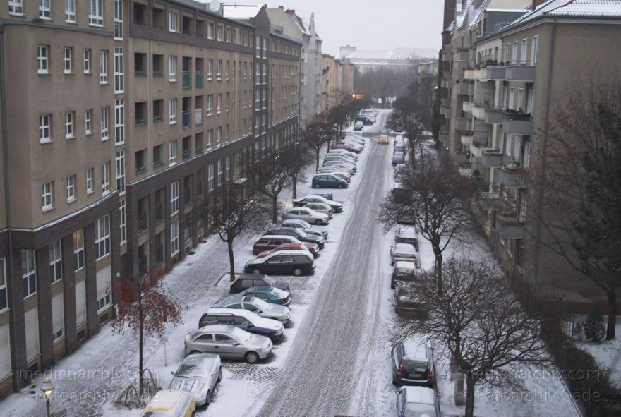 Berlin. Wedding. Kreuzung: Samaostraße. Kiautschoustraße. Winter. Verschneitestraßen. Schnee.
18. 12. 2009. Berlin. Mitte. Wedding. Kreuzung: Samaostraße. Kiautschoustraße. Winter. Verschneite Straßen. Schnee.
Schlüsselwörter: Berlin;Germany;Mitte;Schnee;Strasse;Wedding;2009;Winter