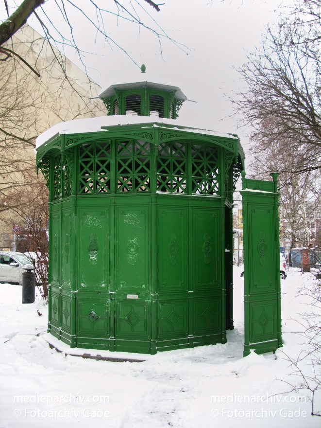 Berlin. Wedding. Pekinger Platz im Winter. Pissoir. Schnee. Im Volksmund: Café Achteck
10. 1. 2010. Berlin. Mitte. Wedding. Pekinger Platz im Winter. Pissoir. Schnee. Im Volksmund: Café Achteck
Schlüsselwörter: Berlin;Café Achteck;Deutschland;Eis;Germany;Mitte;Pekinger Platz;Pissoir;Schnee;Wedding;2010;Winter