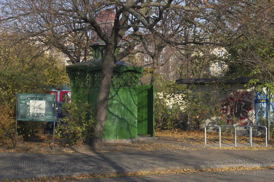 Berlin. Wedding. Pekinger Platz. Café Achteck. Pissoir
13. 11. 2011. Berlin. Mitte. Wedding. Pekinger Platz. Café Achteck. Pissoir
Schlüsselwörter: Berlin;Café Achteck;Deutschland;Germany;Mitte;Pekinger Platz;Pissoir;2011;Wedding