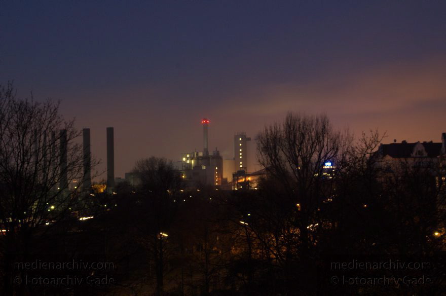 Berlin. Wedding. Früh morgens vor dem Hellwerden. Blick über den Pekinger Platz zum Kraftwerk Moabit
23. 11. 2012. Berlin. Mitte. Wedding. Früh morgens vor dem Hellwerden. Blick über den Pekinger Platz zum Kraftwerk Moabit
Schlüsselwörter: Berlin;Germany;Kraftwerk;Mitte;Moabit;Pekinger Platz;2012;Wedding