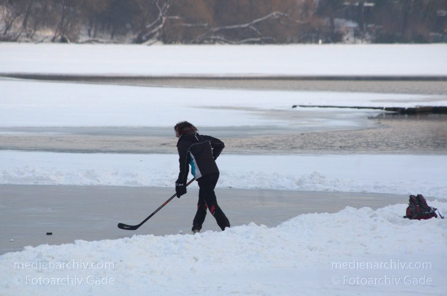 Berlin. Schlittschuhlaufen auf dem teilweise zugefrorenen Plötzensee
31. 1. 2014. Berlin. Mitte. Wedding. Schlittschuhlaufen auf dem teilweise zugefrorenen Plötzensee. Eislaufen. Eishocke. Winter.
Schlüsselwörter: Berlin;Eishockey;Germany;Mitte;Plötzensee;Rehberge;Schlittschuh;Schnee;Wedding;2012;Winter