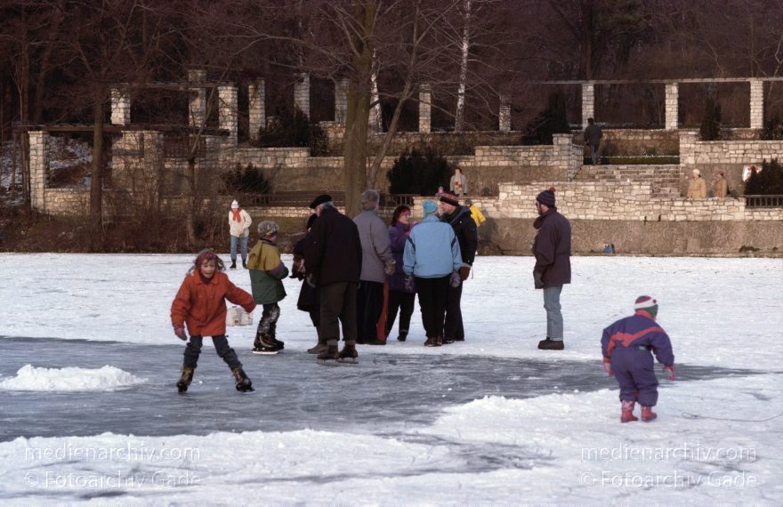 Berlin. Wedding. Rehberge. Winter. Schnee. Eis. Auf dem zugefrorenen Plötzensee. Schlittschuh laufen.
Januar 1993. Berlin. Wedding. Rehberge. Winter. Schnee. Eis. Auf dem zugefrorenen Plötzensee. Schlittschuh laufen.
Schlüsselwörter: Berlin;Deutschland;Eis;Germany;Mitte;Plötzensee;Rehberge;Schlittschuh;Schnee;Wedding;1993;Winter