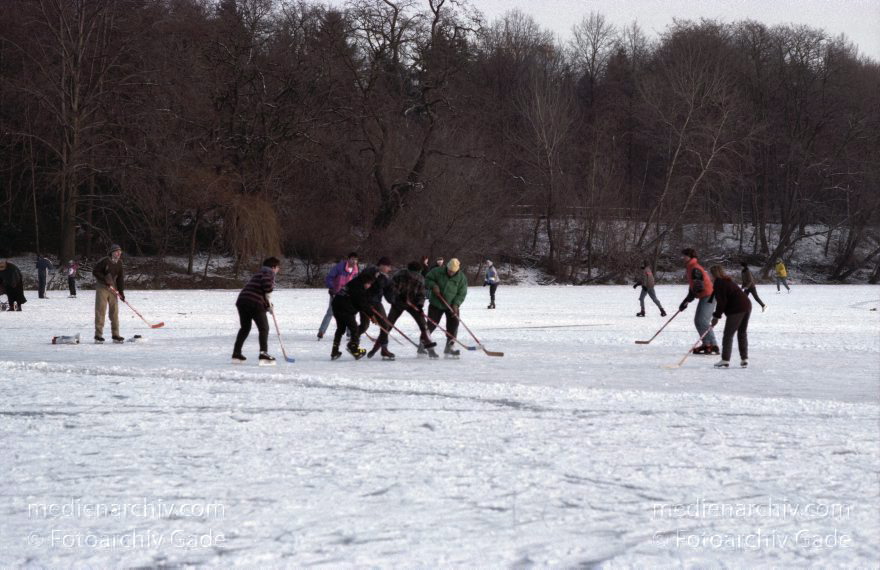 Berlin. Wedding. Rehberge. Winter. Schnee. Eis. Auf dem zugefrorenen Plötzensee. Eishockeyspiel.
Januar 1993. Berlin. Wedding. Rehberge. Winter. Schnee. Eis. Auf dem zugefrorenen Plötzensee. Eishockeyspiel.
Schlüsselwörter: Berlin;Deutschland;Eis;Eishockey;Germany;Mitte;Plötzensee;Rehberge;Schlittschuh;Schnee;Wedding;1993;Winter