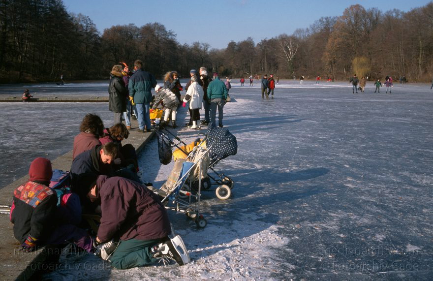 Berlin. Wedding. Winter im Volkspark Rehberge. Auf dem zugefrorenen Plötzensse sind Schlittschuhläufer
Berlin. Wedding. Winter im Volkspark Rehberge. Auf dem zugefrorenen Plötzensse sind Schlittschuhläufer
Schlüsselwörter: Deutschland;Eis;Germany;Mitte;Park;Plötzensee;Rehberge;Schlittschuhlaufen;Wedding;Berlin;Winter