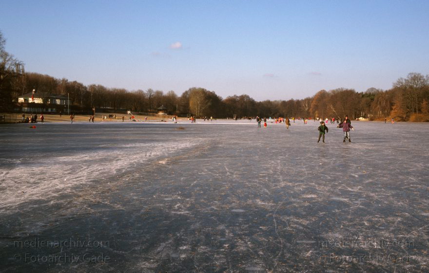 Berlin. Wedding. Winter im Volkspark Rehberge. Auf dem zugefrorenen Plötzensse sind Schlittschuhläufer
Berlin. Wedding. Winter im Volkspark Rehberge. Auf dem zugefrorenen Plötzensse sind Schlittschuhläufer
Schlüsselwörter: Deutschland;Eis;Germany;Mitte;Park;Plötzensee;Rehberge;Schlittschuhlaufen;Wedding;Berlin;Winter