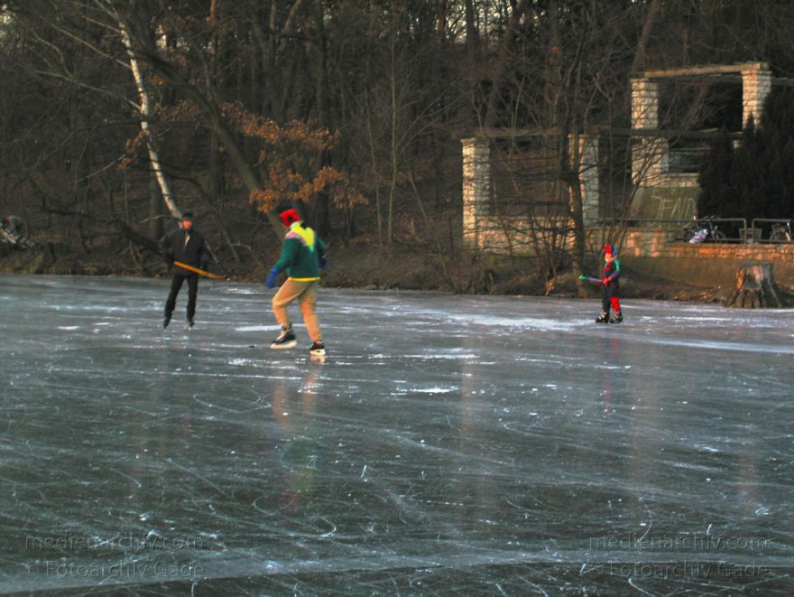 Berlin. Wedding. Winter. Der Plötzensee ist zugefroren. Schlittschuhläufer
14. Dezember 2002. Berlin. Wedding. Winter. Der Plötzensee ist zugefroren. Schlittschuhläufer
Schlüsselwörter: Berlin;Deutschland;Eis;Germany;Mitte;Plötzensee;Schlittschuh;Schlittschuhläufer;Wedding;Winter;2002;zugefroren
