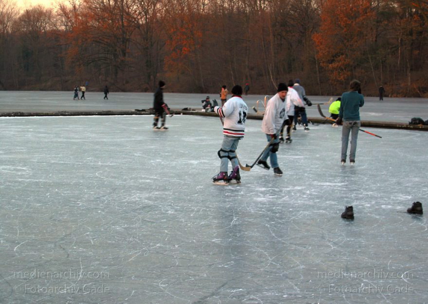 Berlin. Wedding. Winter. Der Plötzensee ist zugefroren. Schlittschuhläufer
14. Dezember 2002. Berlin. Wedding. Winter. Der Plötzensee ist zugefroren. Schlittschuhläufer
Schlüsselwörter: Berlin;Deutschland;Eis;Germany;Mitte;Plötzensee;Schlittschuh;Schlittschuhläufer;Wedding;Winter;2002;zugefroren