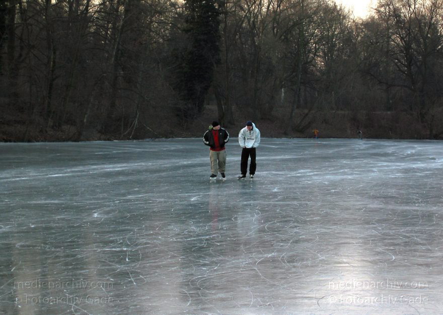 Berlin. Wedding. Winter. Der Plötzensee ist zugefroren. Schlittschuhläufer
14. Dezember 2002. Berlin. Wedding. Winter. Der Plötzensee ist zugefroren. Schlittschuhläufer
Schlüsselwörter: Berlin;Deutschland;Eis;Germany;Mitte;Plötzensee;Schlittschuh;Schlittschuhläufer;Wedding;Winter;2002;zugefroren