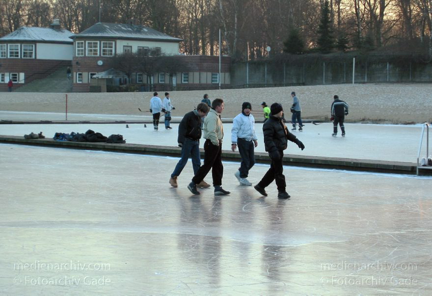 Berlin. Wedding. Winter. Der Plötzensee ist zugefroren. Schlittschuhläufer
14. Dezember 2002. Berlin. Wedding. Winter. Der Plötzensee ist zugefroren. Schlittschuhläufer
Schlüsselwörter: Berlin;Deutschland;Eis;Germany;Mitte;Plötzensee;Schlittschuh;Schlittschuhläufer;Wedding;Winter;2002;zugefroren