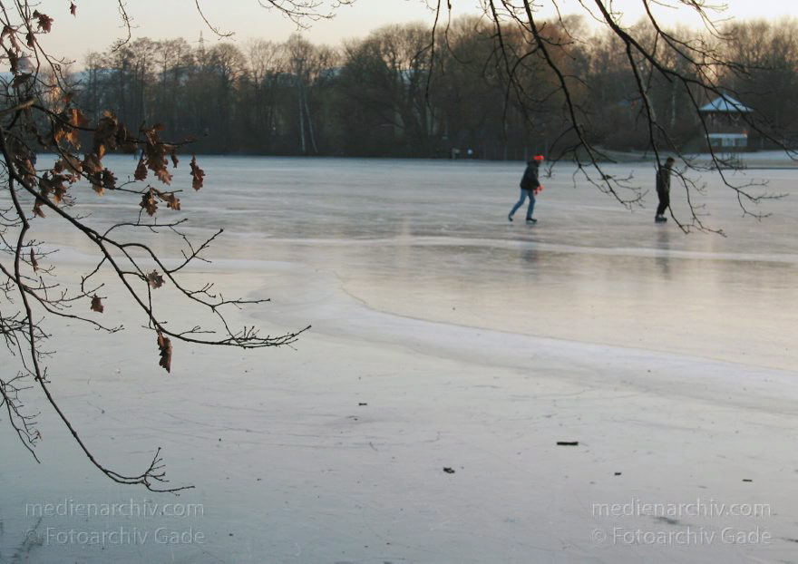 Berlin. Wedding. Winter. Der Plötzensee ist zugefroren. Schlittschuhläufer
14. Dezember 2002. Berlin. Wedding. Winter. Der Plötzensee ist zugefroren. Schlittschuhläufer
Schlüsselwörter: Berlin;Deutschland;Eis;Germany;Mitte;Plötzensee;Schlittschuh;Schlittschuhläufer;Wedding;Winter;2002;zugefroren