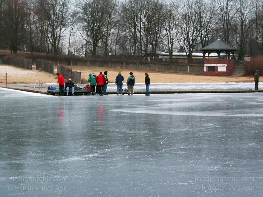 Berlin. Wedding. Winter. Schlittschuhlaufen auf dem Plötzensee an der Badeanstalt.
15. Dezember 2002. Berlin.  Wedding. Winter. Schlittschuhlaufen auf dem Plötzensee an der Badeanstalt.
Schlüsselwörter: Berlin;Deutschland;Eis;Germany;Mitte;Plötzensee;Schlittschuhlaufen;Wedding;2002;Winter