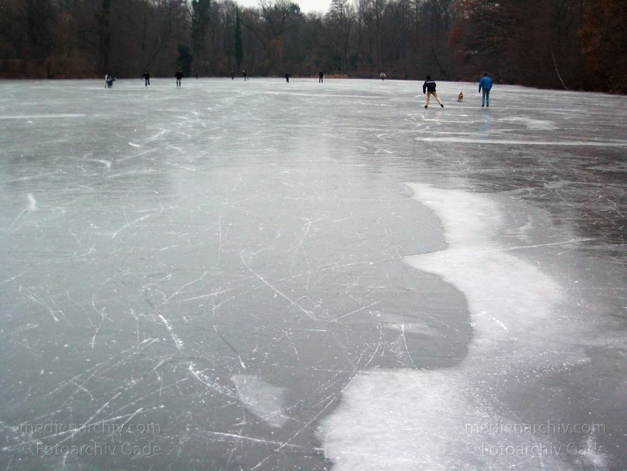 Berlin. Wedding. Winter. Schlittschuhlaufen auf dem Plötzensee an der Badeanstalt.
15. Dezember 2002. Berlin.  Wedding. Winter. Schlittschuhlaufen auf dem Plötzensee an der Badeanstalt.
Schlüsselwörter: Berlin;Deutschland;Eis;Germany;Mitte;Plötzensee;Schlittschuhlaufen;Wedding;2002;Winter