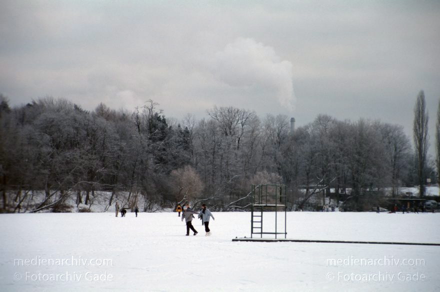 Berlin. Park Rehberge. Winter. Auf dem zugefrorenen Plötzensee.
Januar 2003. Berlin. Wedding. Park Rehberge. Winter. Auf dem zugefrorenen Plötzensee.
Schlüsselwörter: Berlin;Deutschland;Eis;Germany;Mitte;Plötzensee;Rehberge;Schnee;Wedding;1993;Winter