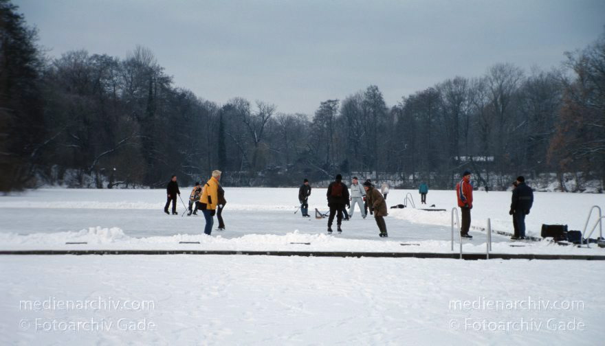 Berlin. Park Rehberge. Schlittschuhlaufen auf dem Plötzensee. Eishockey
Januar 2003. Berlin. Wedding. Park Rehberge. Winter. Schlittschuhlaufen auf dem Plötzensee. Eishockey
Schlüsselwörter: Berlin;Deutschland;Eis;Eislaufen;Germany;Mitte;Plötzensee;Rehberge;Schlittschuh;Schnee;Wedding;1993;Winter