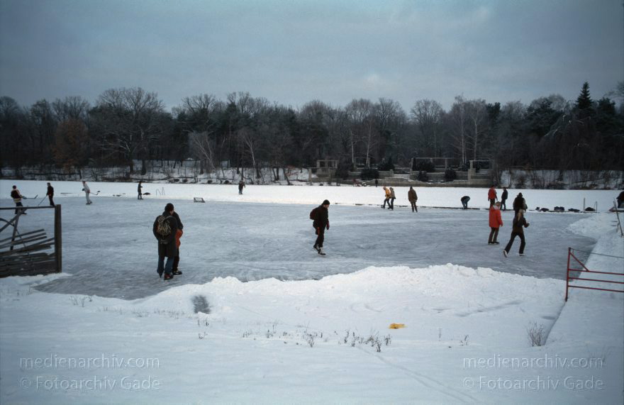 Berlin. Park Rehberge. Schlittschuhlaufen auf dem Plötzensee.
Januar 2003. Berlin. Wedding. Park Rehberge. Winter. Schlittschuhlaufen auf dem Plötzensee.
Schlüsselwörter: Berlin;Deutschland;Eis;Eislaufen;Germany;Mitte;Plötzensee;Rehberge;Schlittschuh;Schnee;Wedding;1993;Winter