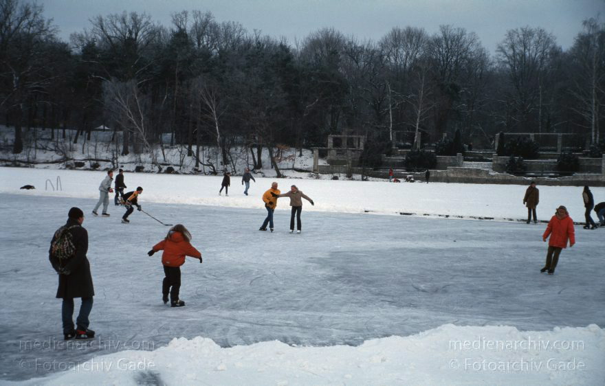 Berlin. Park Rehberge. Schlittschuhlaufen auf dem Plötzensee.
Januar 2003. Berlin. Wedding. Park Rehberge. Winter. Schlittschuhlaufen auf dem Plötzensee.
Schlüsselwörter: Berlin;Deutschland;Eis;Eislaufen;Germany;Mitte;Plötzensee;Rehberge;Schlittschuh;Schnee;Wedding;1993;Winter