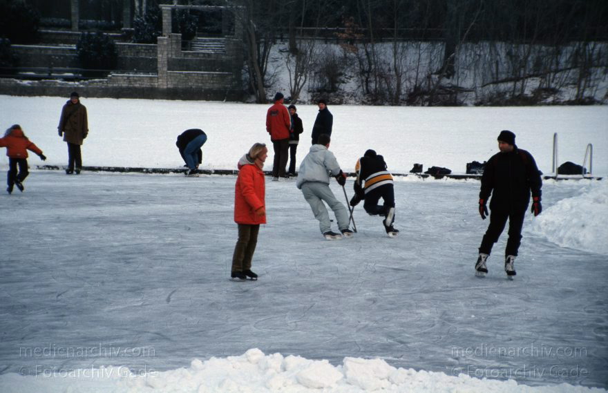 Berlin. Park Rehberge. Schlittschuhlaufen auf dem Plötzensee.
Januar 2003. Berlin. Wedding. Park Rehberge. Winter. Schlittschuhlaufen auf dem Plötzensee.
Schlüsselwörter: Berlin;Deutschland;Eis;Eislaufen;Germany;Mitte;Plötzensee;Rehberge;Schlittschuh;Schnee;Wedding;1993;Winter