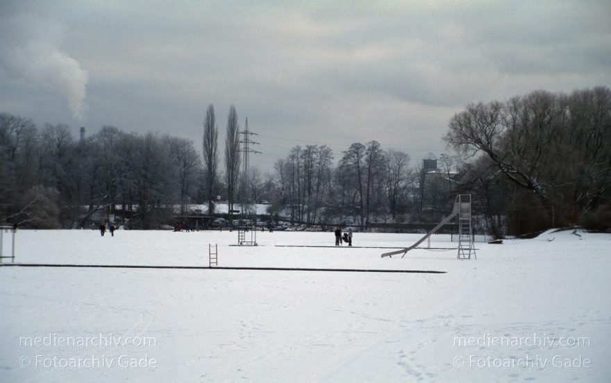 Berlin. Park Rehberge. Winter. Auf dem zugefrorenen Plötzensee.
Januar 2003. Berlin. Wedding. Park Rehberge. Winter. Auf dem zugefrorenen Plötzensee.
Schlüsselwörter: Berlin;Deutschland;Eis;Germany;Mitte;Plötzensee;Rehberge;Schnee;Wedding;1993;Winter