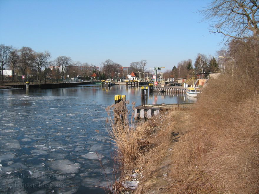 Berlin. Wedding. Mitte. Winter. Schleuse im Hohenzollernkanal.
Februar 2003. Berlin. Wedding. Winter. Schleuse im Hohenzollernkanal.
Schlüsselwörter: Berlin;Deutschland;Eis;Germany;Hohenzollernkanal;Mitte;Plötzensee;Schleuse;Wedding;2003;Winter