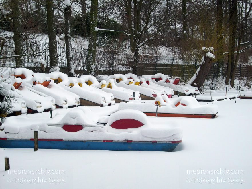 Berlin. Wedding. Rehberge. Schnee und Eis auf dem Plötzsensee. Winter.
10. 1. 2010. Berlin. Mitte. Wedding. Rehberge. Schnee und Eis auf dem Plötzsensee. Winter.
Schlüsselwörter: Berlin;Deutschland;Eis;Germany;Mitte;Plötzensee;Plötzsensee;Rehberge;Schnee;Wedding;2010;Winter