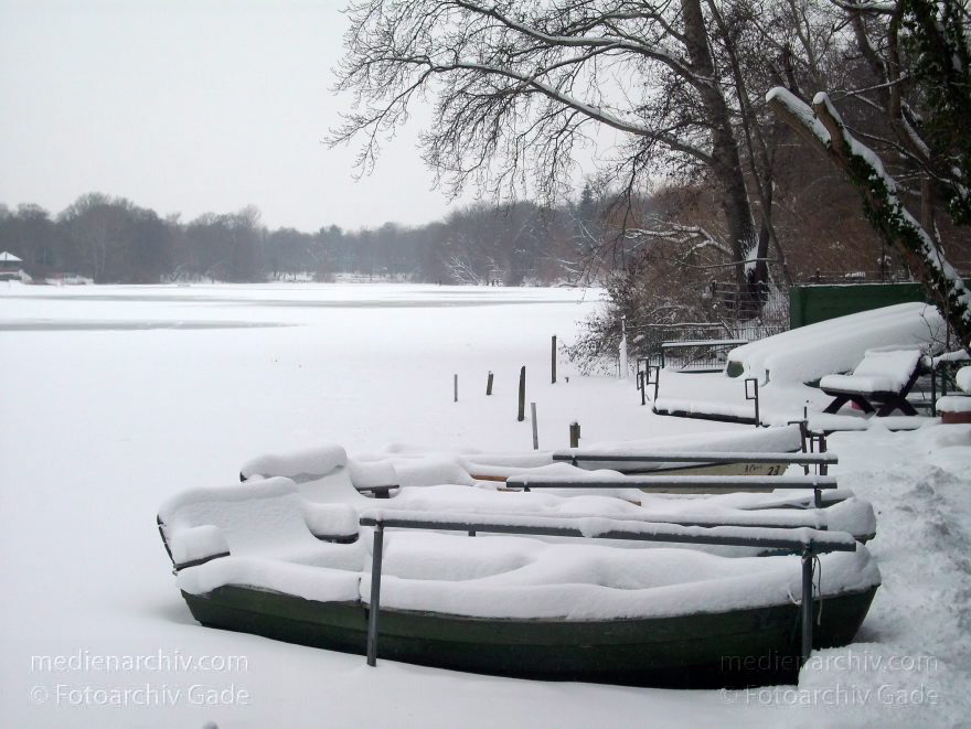 Berlin. Wedding. Rehberge. Schnee und Eis auf dem Plötzsensee. Winter.
10. 1. 2010. Berlin. Mitte. Wedding. Rehberge. Schnee und Eis auf dem Plötzsensee. Winter.
Schlüsselwörter: Berlin;Deutschland;Eis;Germany;Mitte;Plötzensee;Plötzsensee;Rehberge;Schnee;Wedding;2010;Winter