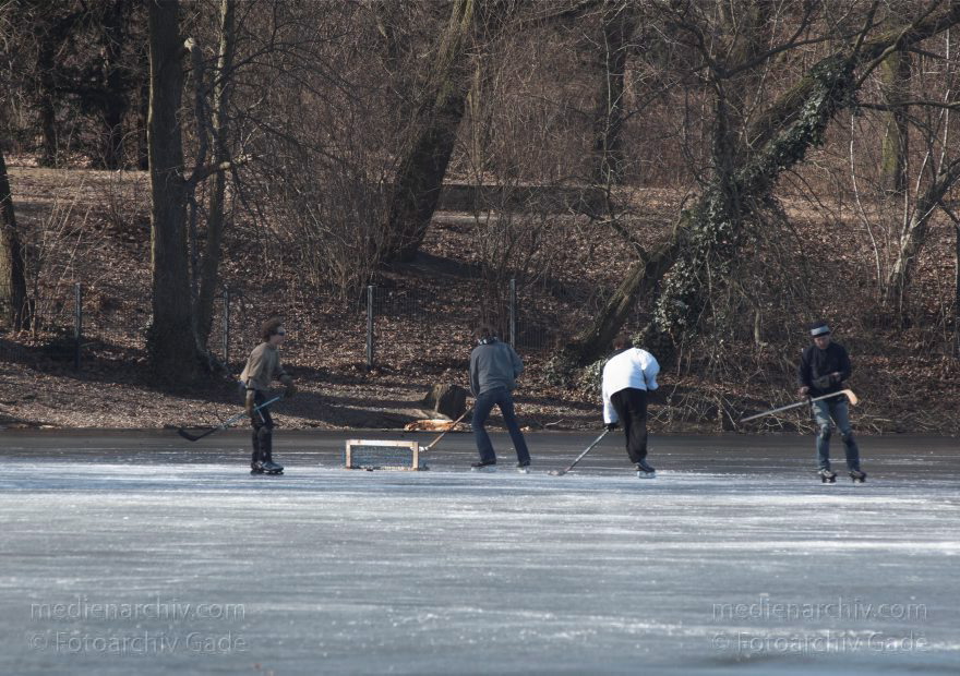 Berlin. Plötzensee. Winter. Eishockey. Schlittschuhlaufen
6. 3. 2011. Berlin. Mitte. Wedding. Plötzensee im Winter. Zugefroren. Eis. Schnee. Eishockey. Wintersport. Schlittschuhlaufen
Schlüsselwörter: Berlin;Deutschland;Eis;Germany;Mitte;Plötzensee;Rehberge;Schlittschuh;Wedding;2010;Winter