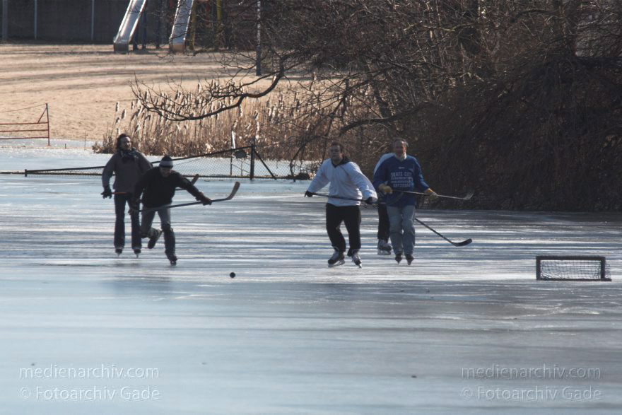 Berlin. Plötzensee. Winter. Eishockey. Schlittschuhlaufen
6. 3. 2011. Berlin. Mitte. Wedding. Plötzensee im Winter. Zugefroren. Eis. Schnee. Eishockey. Wintersport. Schlittschuhlaufen
Schlüsselwörter: Berlin;Deutschland;Eis;Germany;Mitte;Plötzensee;Rehberge;Schlittschuh;Wedding;2010;Winter