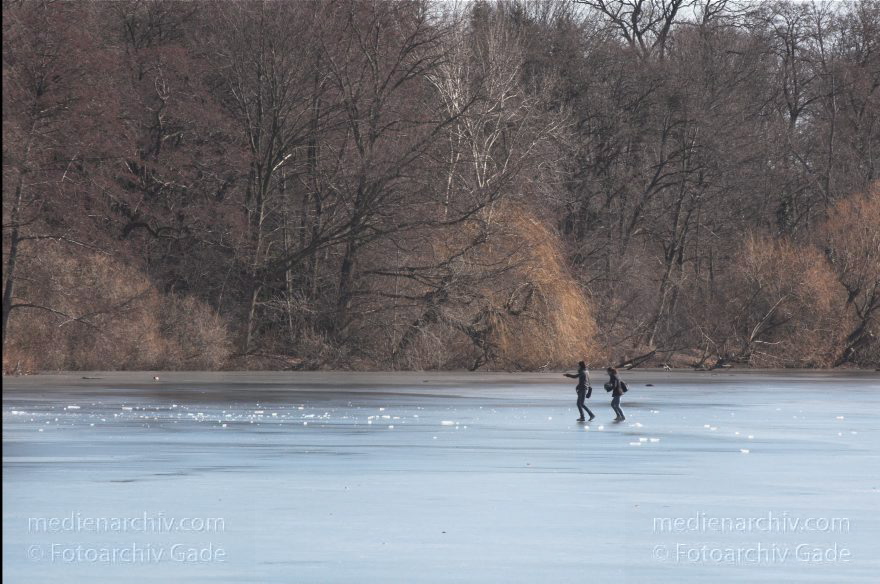 Berlin. Wedding. Plötzensee im Winter. Zugefroren. Eis. Schnee
6. 3. 2011. Berlin. Mitte. Wedding. Plötzensee im Winter. Zugefroren. Eis. Schnee
Schlüsselwörter: Berlin;Deutschland;Eis;Germany;Mitte;Plötzensee;Rehberge;Schlittschuh;Wedding;2010;Winter