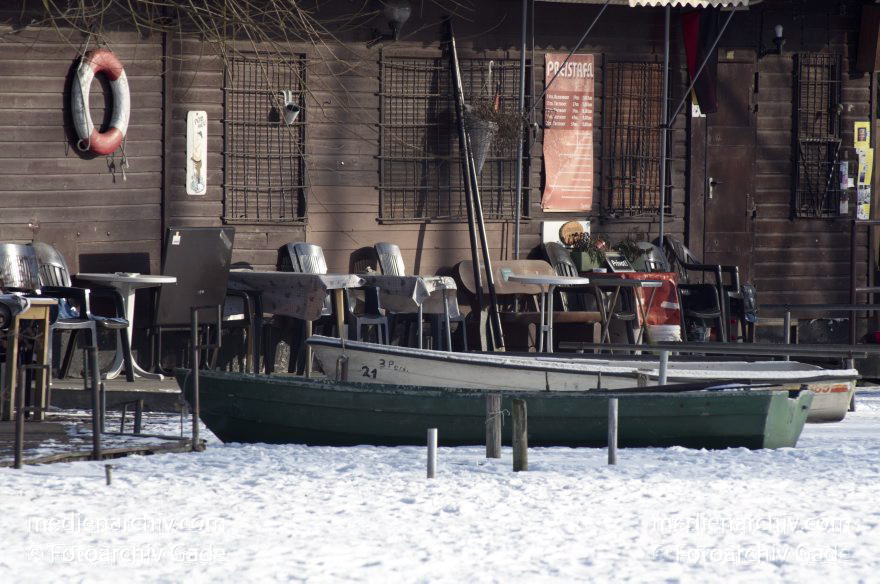 Berlin. Wedding. Plötzensee im Winter. Zugefroren. Eis. Schnee. Boote
8. 2. 2012. Berlin. Mitte. Wedding. Plötzensee im Winter. Zugefroren. Eis. Schnee. Boote
Schlüsselwörter: Berlin;Boote;Deutschland;Eis;Germany;Mitte;Plötzensee;Rehberge;Schlittschuh;Wedding;2012;Winter