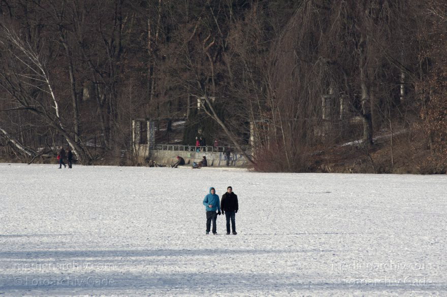 Berlin. Wedding. Plötzensee im Winter. Zugefroren. Eis. Schnee
8. 2. 2012. Berlin. Mitte. Wedding. Plötzensee im Winter. Zugefroren. Eis. Schnee
Schlüsselwörter: Berlin;Deutschland;Eis;Germany;Mitte;Plötzensee;Rehberge;Schlittschuh;Wedding;2012;Winter