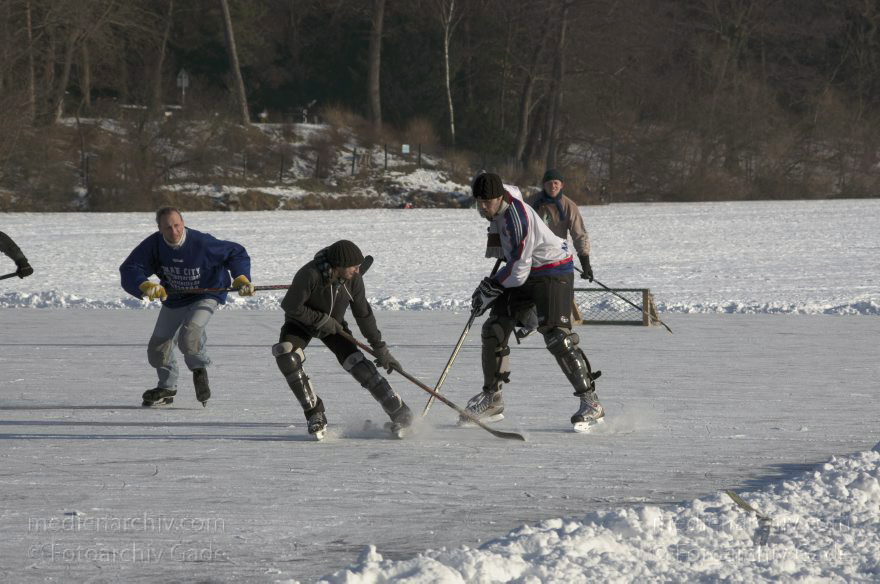 Berlin. Wedding. Plötzensee im Winter. Zugefroren. Eis. Schnee. Eishockey. Schlittschuhlaufen
11. 2. 2012. Berlin. Mitte. Wedding. Plötzensee im Winter. Zugefroren. Eis. Schnee. Eishockey. Schlittschuhlaufen
Schlüsselwörter: Deutschland;Eis;Eishockey;Germany;Mitte;Plötzensee;Schlittschuhlaufen;Schnee;Wedding;Winter;Berlin;Wintersport