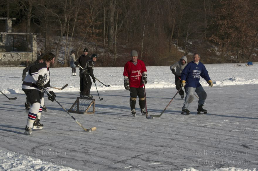 Berlin. Wedding. Plötzensee im Winter. Zugefroren. Eis. Schnee. Eishockey. Schlittschuhlaufen
11. 2. 2012. Berlin. Mitte. Wedding. Plötzensee im Winter. Zugefroren. Eis. Schnee. Eishockey. Schlittschuhlaufen
Schlüsselwörter: Deutschland;Eis;Eishockey;Germany;Mitte;Plötzensee;Schlittschuhlaufen;Schnee;Wedding;Winter;Berlin;Wintersport
