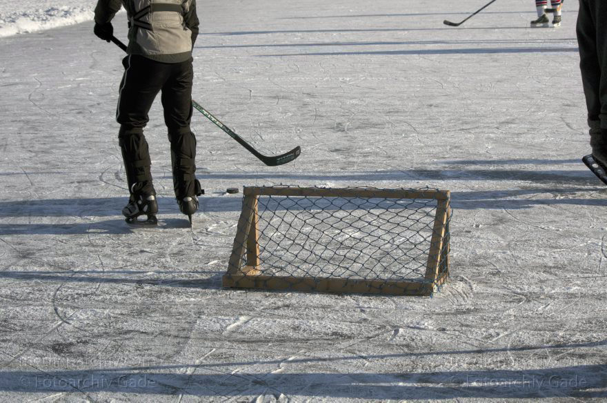 Berlin. Wedding. Plötzensee im Winter. Zugefroren. Eis. Schnee. Eishockey. Schlittschuhlaufen
11. 2. 2012. Berlin. Mitte. Wedding. Plötzensee im Winter. Zugefroren. Eis. Schnee. Eishockey. Schlittschuhlaufen
Schlüsselwörter: Deutschland;Eis;Eishockey;Germany;Mitte;Plötzensee;Schlittschuhlaufen;Schnee;Wedding;Winter;Berlin;Wintersport