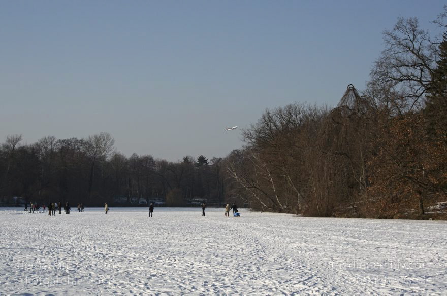 Berlin. Wedding. Plötzensee im Winter. Zugefroren. Eis. Schnee
11. 2. 2012. Berlin. Mitte. Wedding. Plötzensee im Winter. Zugefroren. Eis. Schnee
Schlüsselwörter: Deutschland;Eis;Germany;Mitte;Plötzensee;Schnee;Wedding;Berlin;Winter