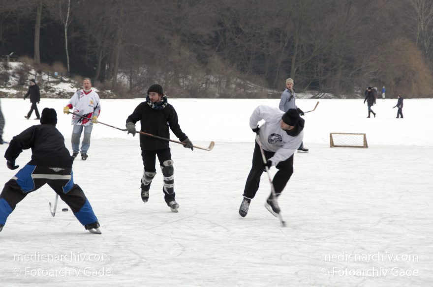 Berlin. Wedding. Plötzensee im Winter
12. 2. 2012. Berlin. Mitte. Wedding. Plötzensee im Winter. Zugeforen. Eis. Schnee. Schlittschuhlaufen. Wintersport
Schlüsselwörter: Deutschland;Eis;Eishockey;Germany;Mitte;Plötzensee;Wedding;Berlin;Winter