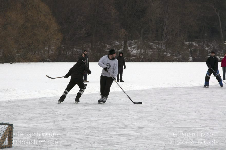 Berlin. Wedding. Plötzensee im Winter
12. 2. 2012. Berlin. Mitte. Wedding. Plötzensee im Winter. Zugeforen. Eis. Schnee. Schlittschuhlaufen. Wintersport
Schlüsselwörter: Deutschland;Eis;Eishockey;Germany;Mitte;Plötzensee;Wedding;Berlin;Winter