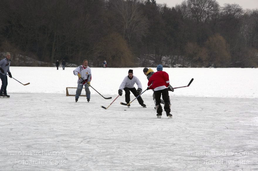 Berlin. Wedding. Plötzensee im Winter
12. 2. 2012. Berlin. Mitte. Wedding. Plötzensee im Winter. Zugeforen. Eis. Schnee. Schlittschuhlaufen. Wintersport
Schlüsselwörter: Berlin;Deutschland;Eis;Eishockey;Germany;Mitte;Plötzensee;Schlittschuh;Schnee;Wedding;2012;Winter