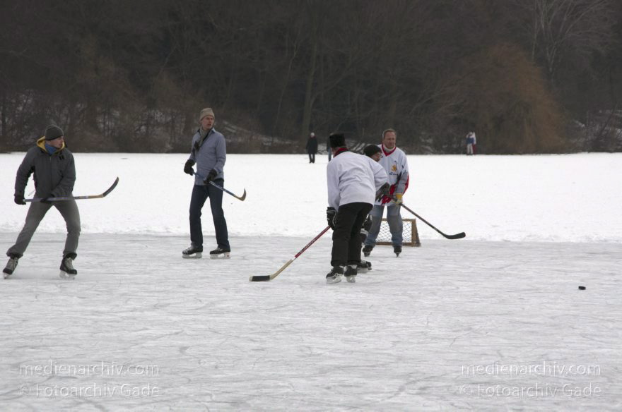Berlin. Wedding. Plötzensee im Winter
12. 2. 2012. Berlin. Mitte. Wedding. Plötzensee im Winter. Zugeforen. Eis. Schnee. Schlittschuhlaufen. Wintersport
Schlüsselwörter: Berlin;Deutschland;Eis;Eishockey;Germany;Mitte;Plötzensee;Schlittschuh;Schnee;Wedding;2012;Winter
