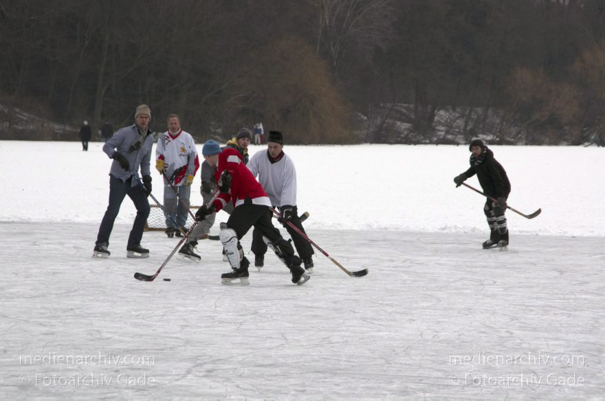Berlin. Wedding. Plötzensee im Winter
12. 2. 2012. Berlin. Mitte. Wedding. Plötzensee im Winter. Zugeforen. Eis. Schnee. Schlittschuhlaufen. Wintersport
Schlüsselwörter: Berlin;Deutschland;Eis;Eishockey;Germany;Mitte;Plötzensee;Schlittschuh;Schnee;Wedding;2012;Winter
