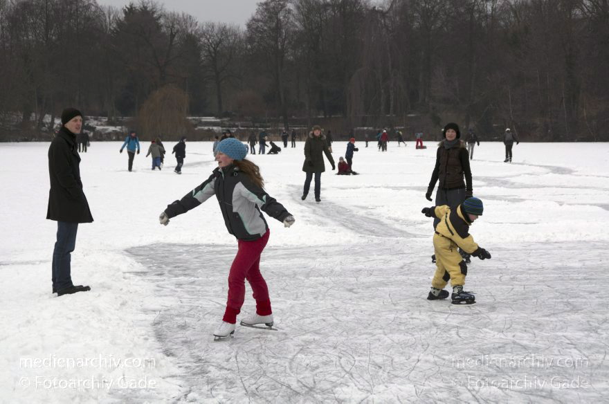Berlin. Wedding. Plötzensee im Winter
12. 2. 2012. Berlin. Mitte. Wedding. Plötzensee im Winter. Zugeforen. Eis. Schnee. Schlittschuhlaufen. Wintersport
Schlüsselwörter: Berlin;Deutschland;Eis;Germany;Mitte;Plötzensee;Schlittschuhlaufen;Wedding;Winter;2012;Wintersport