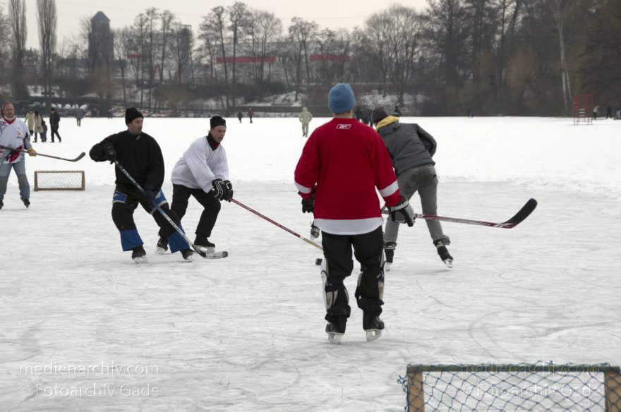 Berlin. Wedding. Plötzensee im Winter
12. 2. 2012. Berlin. Mitte. Wedding. Plötzensee im Winter. Zugeforen. Eis. Schnee. Schlittschuhlaufen. Wintersport
Schlüsselwörter: Deutschland;Eis;Eishockey;Germany;Mitte;Plötzensee;Wedding;Berlin;Winter