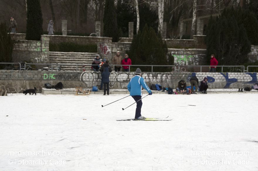 Berlin. Wedding. Plötzensee im Winter. Zugeforen. Eis. Schnee. Langlaufskier
12. 2. 2012. Berlin. Mitte. Wedding. Plötzensee im Winter. Zugeforen. Eis. Schnee. Langlaufskier. Wintersport
Schlüsselwörter: Berlin;Deutschland;Eis;Germany;Langlaufen;Mitte;Plötzensee;Wedding;Winter;2012;Wintersport