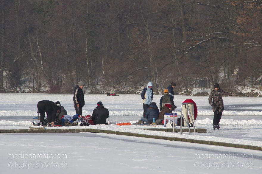 Berlin. Zugefrorener Plötzensee. Schlittschuhlaufen
26. 1. 2013. Berlin. Mitte. Wedding. Zugefrorener Plötzensee. Winter. Eis. Schnee. Schlittschuhlaufen.
Schlüsselwörter: Berlin;Deutschland;Eis;Germany;Plötzensee;Schlittschuhlaufen;Schnee;2013;Wedding
