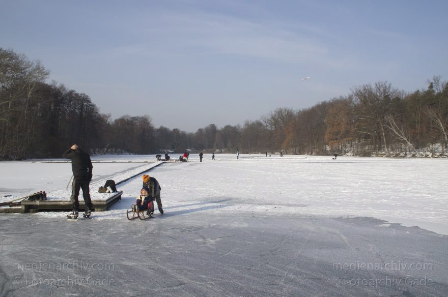 Berlin. Zugefrorener Plötzensee. Schlittschuhlaufen
26. 1. 2013. Berlin. Mitte. Wedding. Zugefrorener Plötzensee. Winter. Eis. Schnee. Schlittschuhlaufen.
Schlüsselwörter: Berlin;Deutschland;Eis;Germany;Plötzensee;Schlittschuhlaufen;Schnee;2013;Wedding