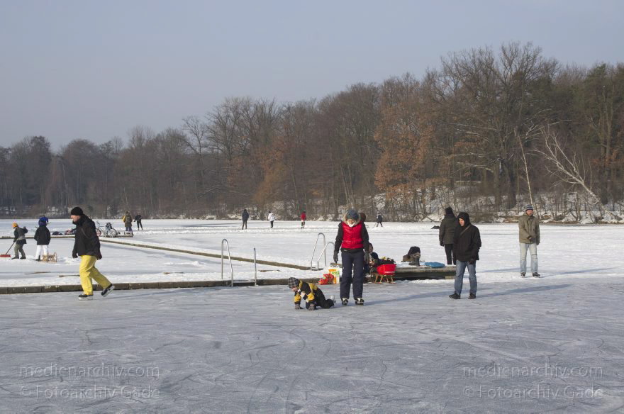 Berlin. Zugefrorener Plötzensee. Schlittschuhlaufen
26. 1. 2013. Berlin. Mitte. Wedding. Zugefrorener Plötzensee. Winter. Eis. Schnee. Schlittschuhlaufen.
Schlüsselwörter: Berlin;Deutschland;Eis;Germany;Plötzensee;Schlittschuhlaufen;Schnee;2013;Wedding