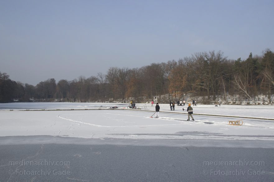 Berlin. Zugefrorener Plötzensee. Schlittschuhlaufen
26. 1. 2013. Berlin. Mitte. Wedding. Zugefrorener Plötzensee. Winter. Eis. Schnee. Schlittschuhlaufen.
Schlüsselwörter: Berlin;Deutschland;Eis;Germany;Plötzensee;Schlittschuhlaufen;Schnee;2013;Wedding