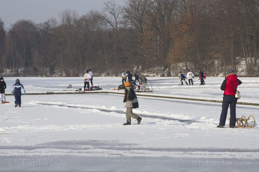 Berlin. Zugefrorener Plötzensee. Schlittschuhlaufen
26. 1. 2013. Berlin. Mitte. Wedding. Zugefrorener Plötzensee. Winter. Eis. Schnee. Schlittschuhlaufen.
Schlüsselwörter: Berlin;Deutschland;Eis;Germany;Plötzensee;Schlittschuhlaufen;Schnee;2013;Wedding