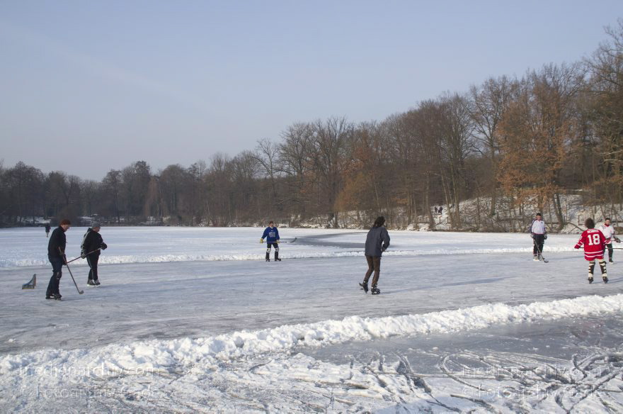 Berlin. Zugefrorener Plötzensee. Schlittschuhlaufen
26. 1. 2013. Berlin. Mitte. Wedding. Zugefrorener Plötzensee. Winter. Eis. Schnee. Schlittschuhlaufen.
Schlüsselwörter: Berlin;Deutschland;Eis;Germany;Plötzensee;Schlittschuhlaufen;Schnee;2013;Wedding